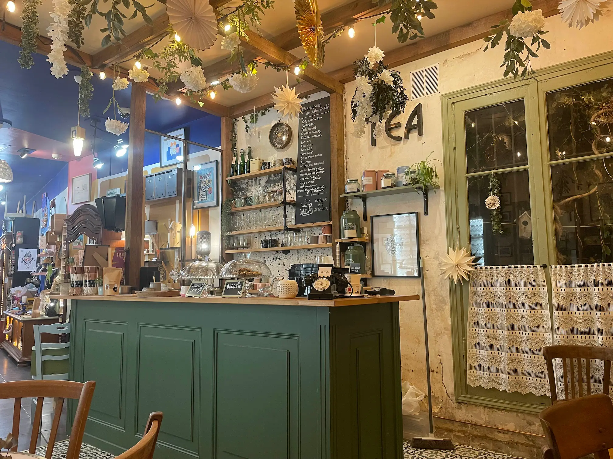 Plongez dans l'univers chaleureux de notre salon de thé banner